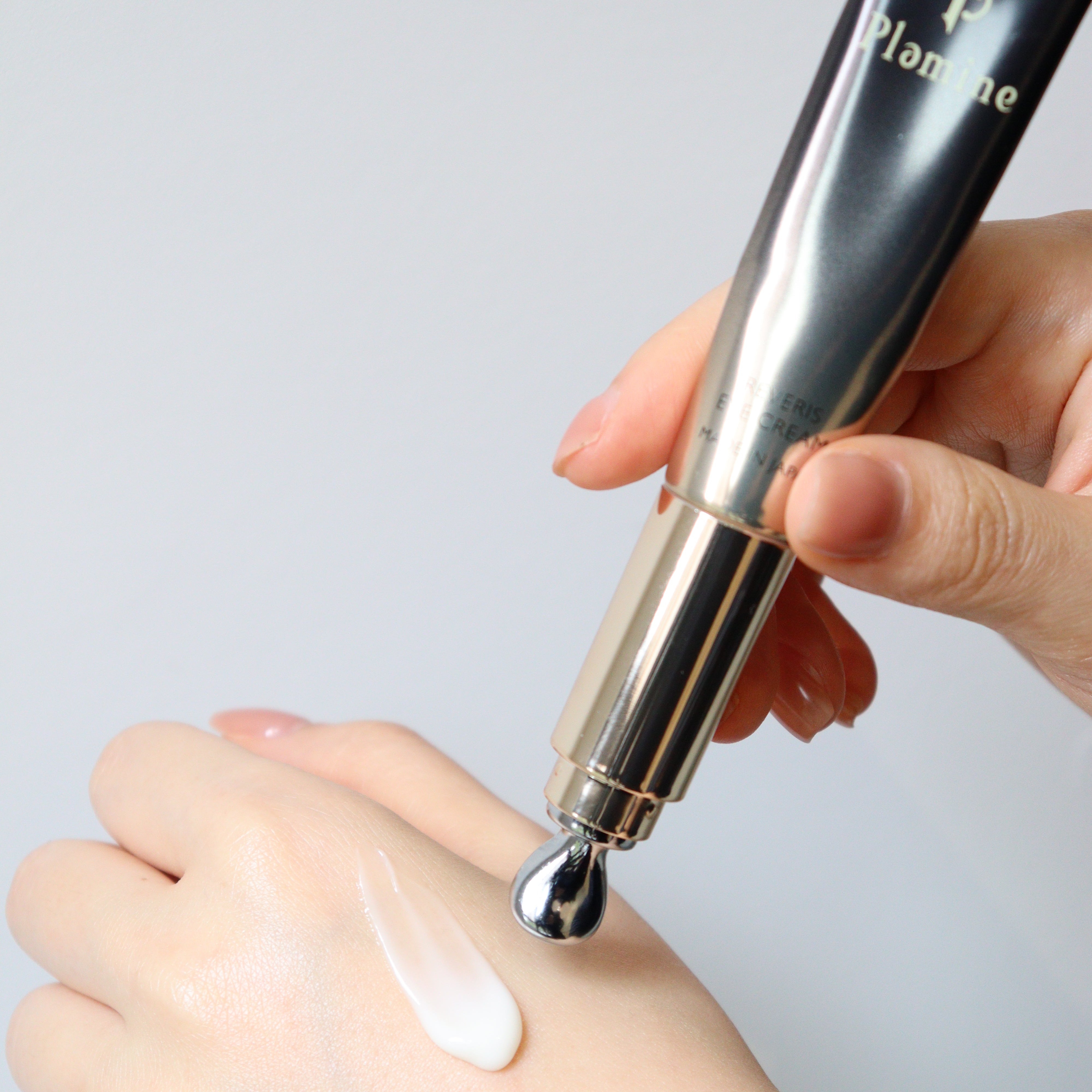 REVERIS Eye Cream с микровибрацией — инновационный антивозрастной крем для кожи вокруг глаз